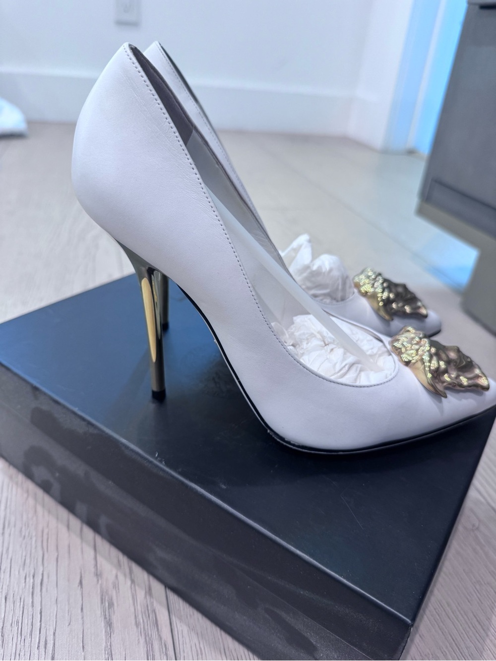 Authentic Versace White Leather Pumps with Gold Medusa DECOLLETE VITELLINO 38 - Picture 2 of 16